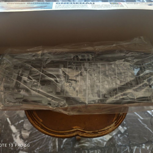 Revell German Battleship Gneisenau model kit 1/570 scale