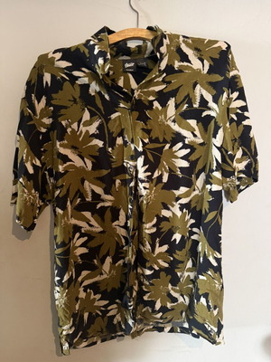 Pull & Bear men's short sleeve shirt with floral pattern like new, size M