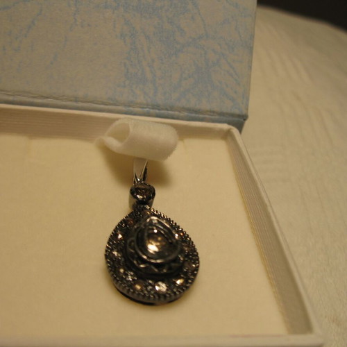 Pendant jewelry with white and yellow diamonds used