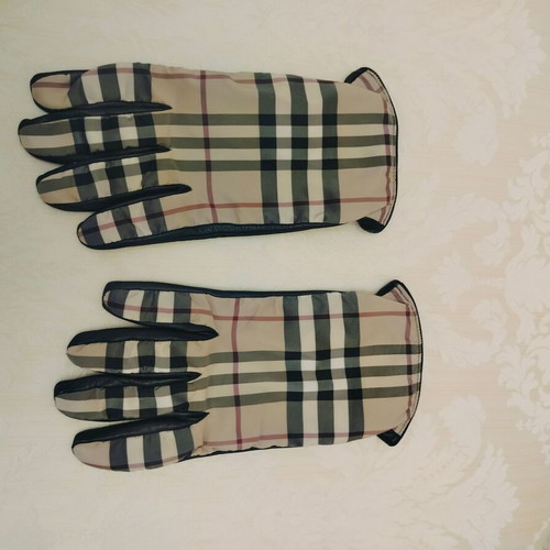 Burberry leather gloves with signature check pattern