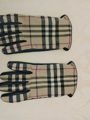 Burberry leather gloves with signature check pattern