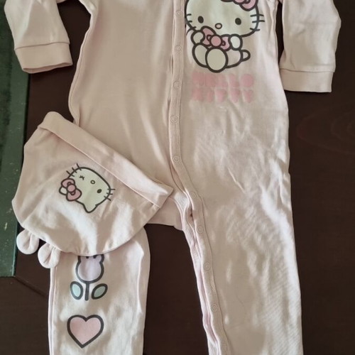 Baby set like new with full bodysuit and hat for 12-18 months
