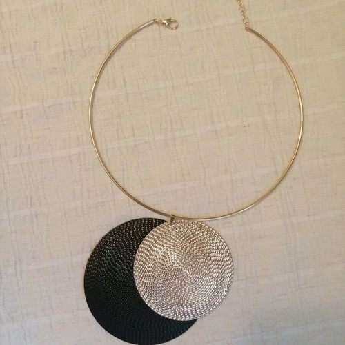 Impressive geometric necklace new, black and gold