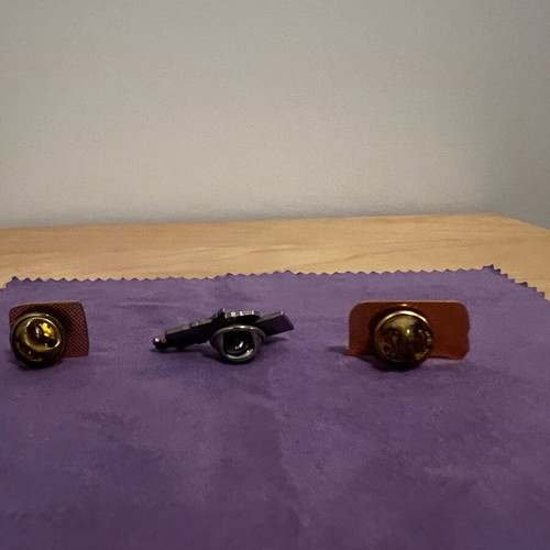Collectible pins like new, set of 3 pieces