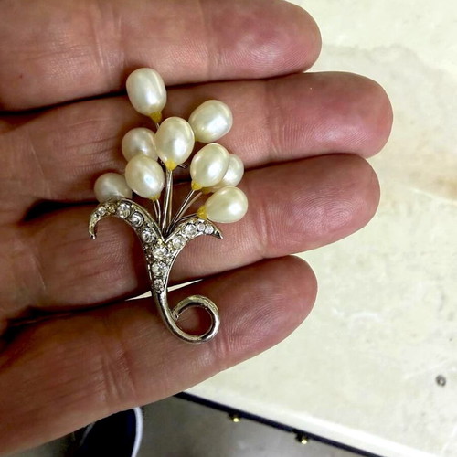 Brooch with 9 natural freshwater pearls and Swarovski crystals new