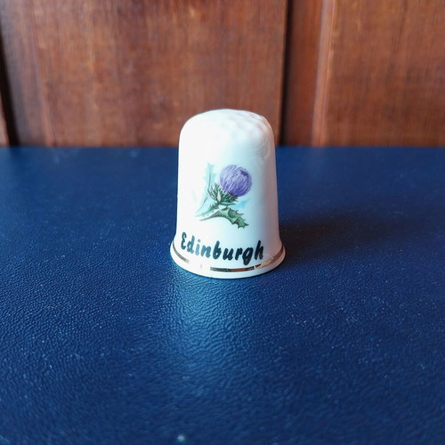Collectible Edinburgh porcelain thimble 3 cm like new