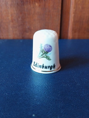 Collectible Edinburgh porcelain thimble 3 cm like new