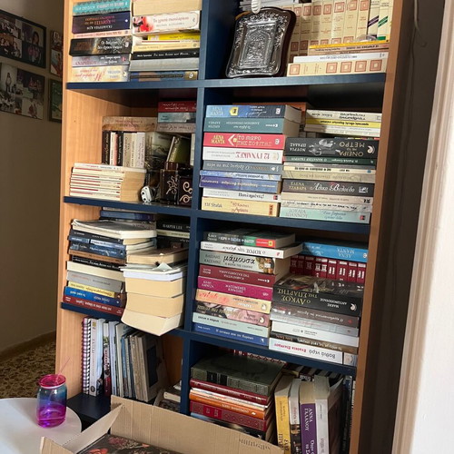Wooden bookcase used in good condition