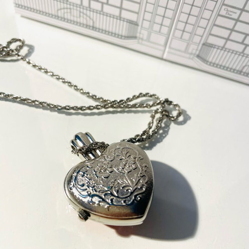 Necklace with heart motif like new, watch from Venice