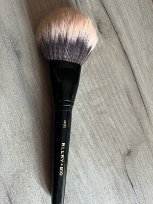 Blery Gio collectible powder brush like new