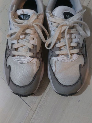 Adidas Falcon γυναικεία αθλητικά παπούτσια σε λευκό, μωβ και γαλάζιο, μέγεθος 41.5