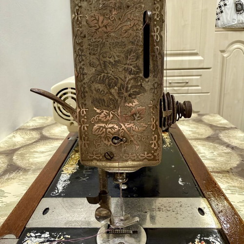 Singer vintage sewing machine used, motorized
