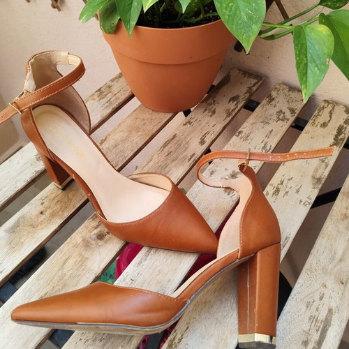 Pointy Heels Brown Diamantique Sandals like new