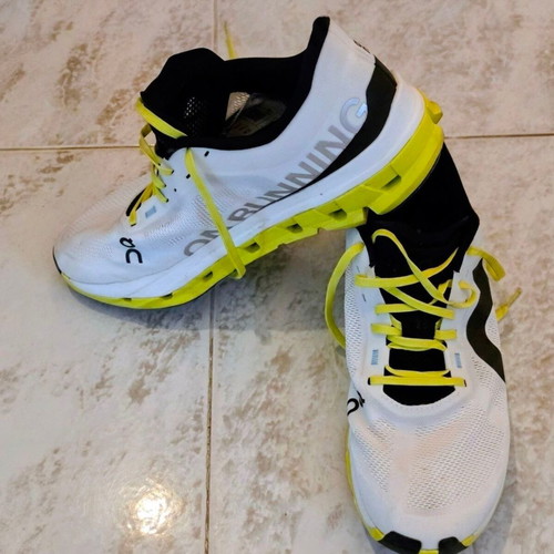 On Oncloud running shoes size 44, white and green