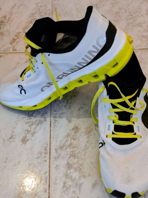 On Oncloud running shoes size 44, white and green