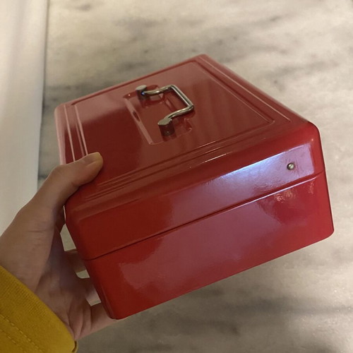 Metal cash box without key