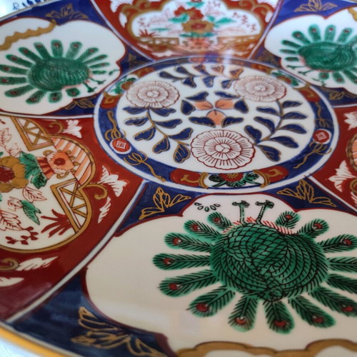Imari porcelain plates set of 2 like new with gold details