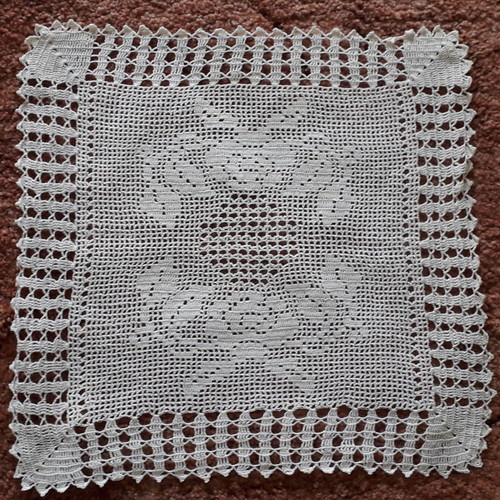 Table runner and two napkins new with crochet