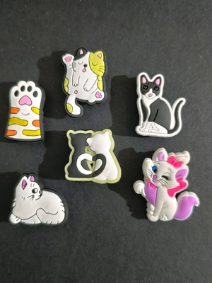 Crocs Charms Cat Love set like new, multicolor