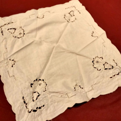 Embroidered doily like new, 32x32 cm