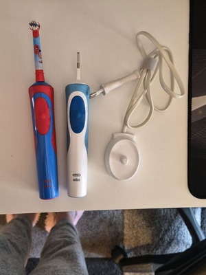 Oral B electric toothbrushes 2 pieces with charger like new
