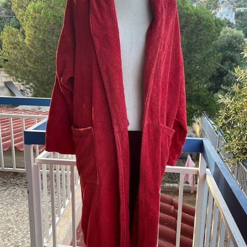 Das bathrobe used, red color, with front pockets