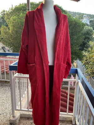 Das bathrobe used, red color, with front pockets