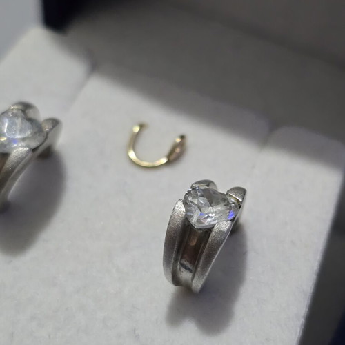 Silver earrings like new, vintage with velvet box