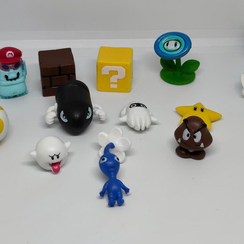 Super Mario Bros and Pikmin figure set like new, 10 pieces