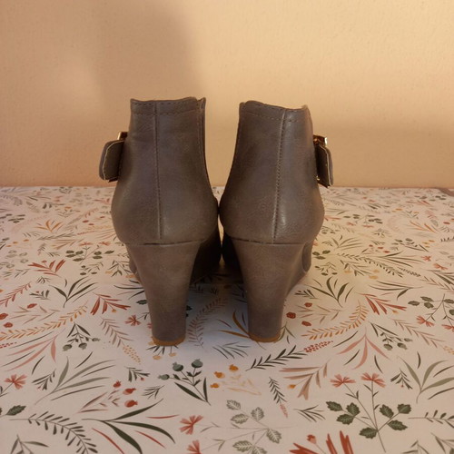 Women's grey boots with platform and gold buckle, used, size 39