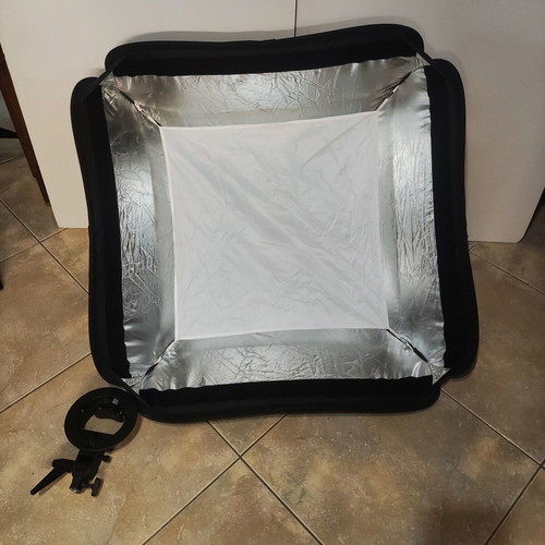 Neewer 80 x 80cm Bowens Mount Softbox with Grid and S-type Flash Bracket like new