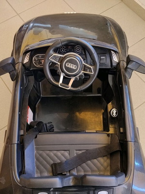 Ηλεκτρικό αυτοκίνητο R8 Spyder και μηχανακι σαν καινούργια