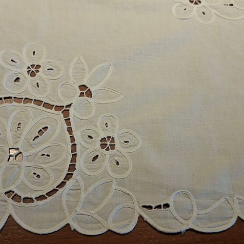 Vintage square tablecloth with white Richelieu cutwork embroidery (77x79 cm)