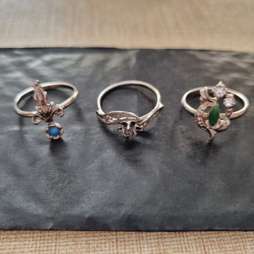 Set of 3 rings with blue, green and white stones