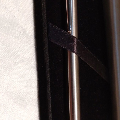 Vintage Status pen with silver case like new