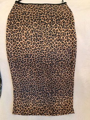 Skirt tight to the knee like new, size M