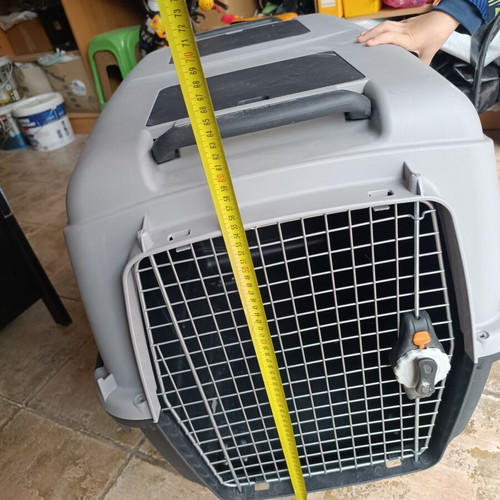 Bergamo dog transport crate like new, approved for airplane travel
