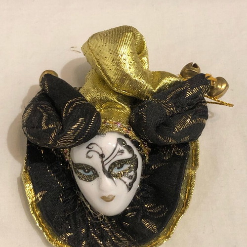 Decorative mask magnetic or hanging like new