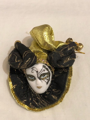 Decorative mask magnetic or hanging like new