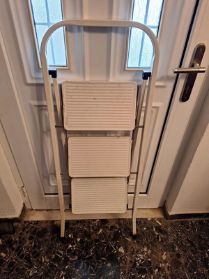Step ladder with three steps