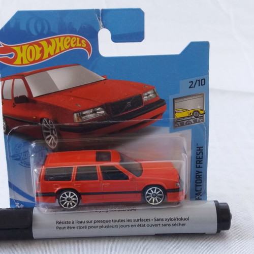 Hot Wheels Volvo 850 Estate toy car new