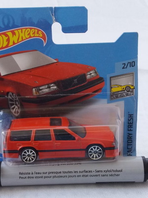 Hot Wheels Volvo 850 Estate toy car new