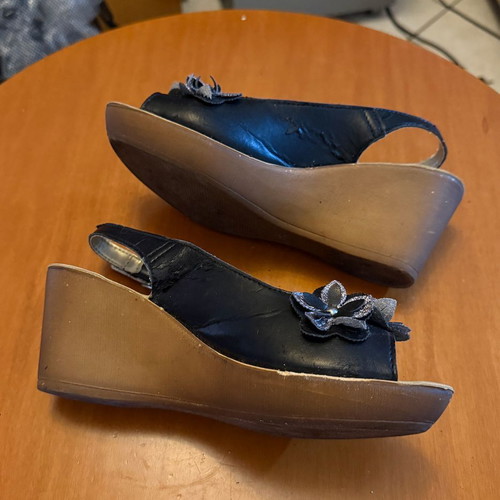 Inblu women's platform shoes used, size 35, black with flowers
