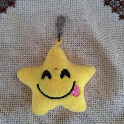 Star-shaped smiley keychain like new, yellow plush emoji