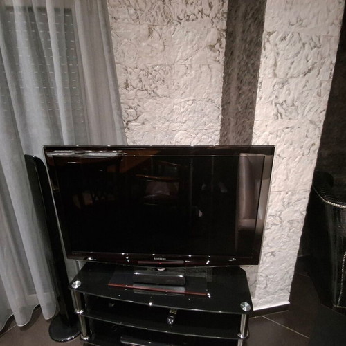 Television 56 inches new, black frame with internet connection