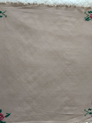 Ръчно бродирана покривка нова, размер 70-72 см