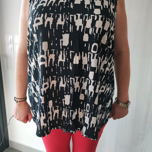 Black sleeveless blouse with beige details used, one size
