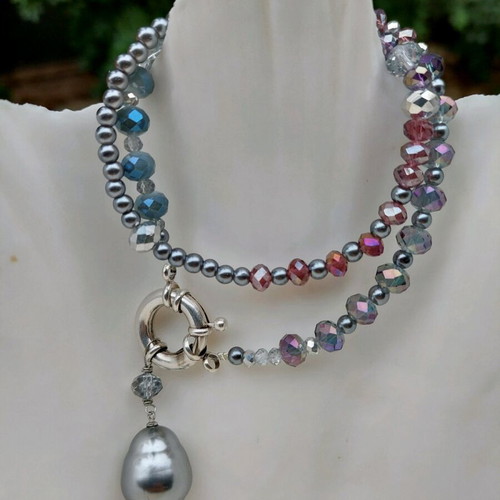 Handmade necklace with silver clasp and central pearl, new