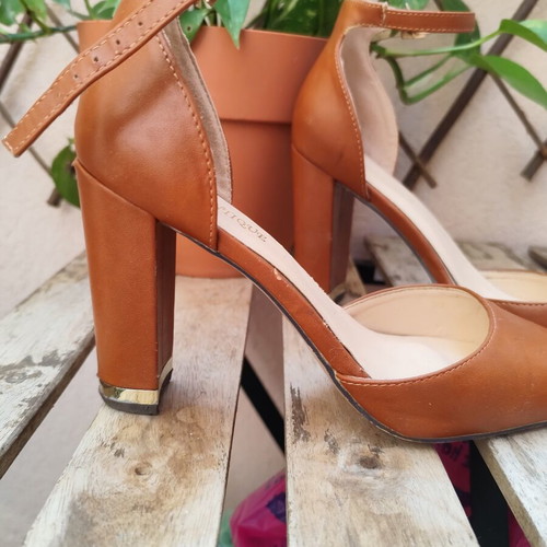 Pointy Heels Brown Diamantique Sandals like new