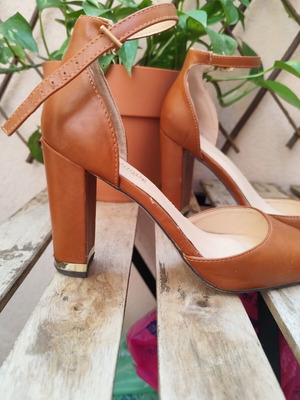 Pointy Heels Brown Diamantique Sandals like new